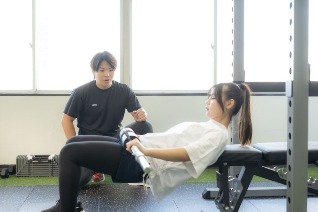 パーソナルジムNEXT茨木店でお尻のトレーニングをしている様子
