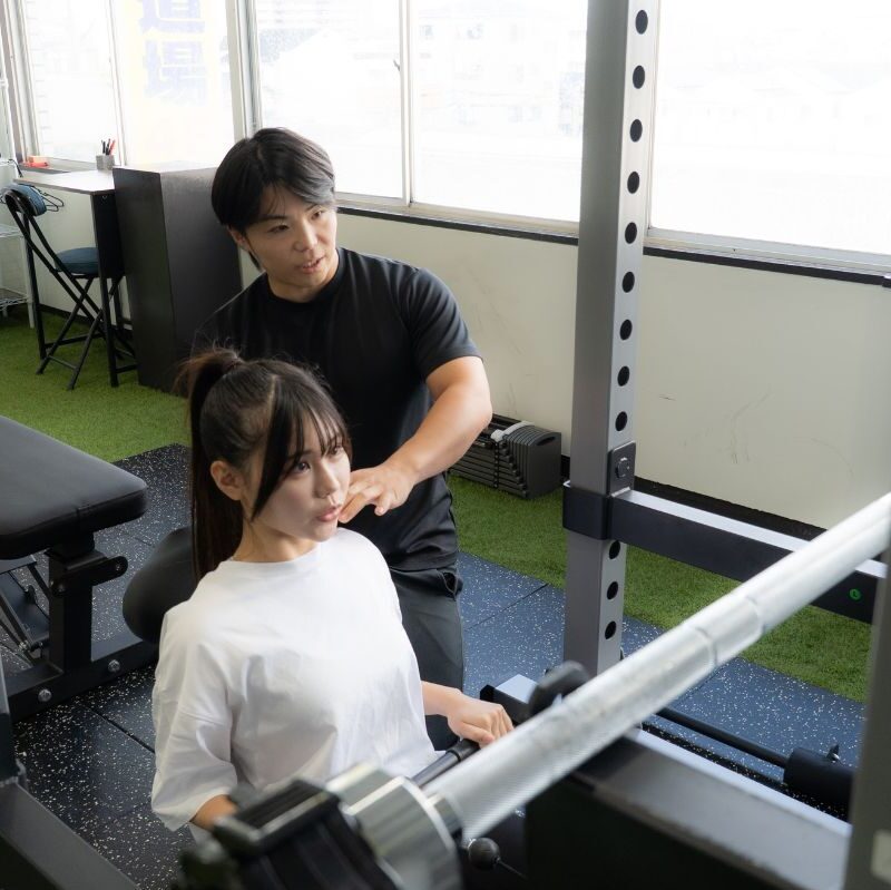 パーソナルジムNEXT茨木店でトレーニングを受けている女性