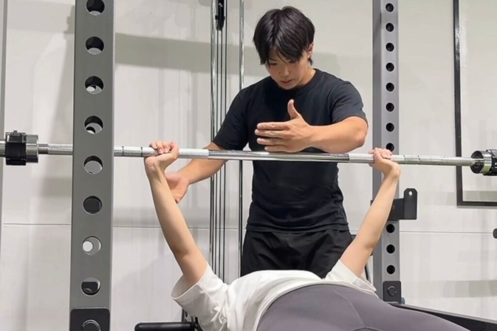 パーソナルトレーニングを受けている女性