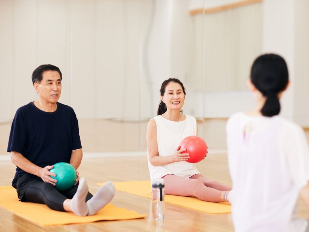 シニアトレーニングを受けている男女