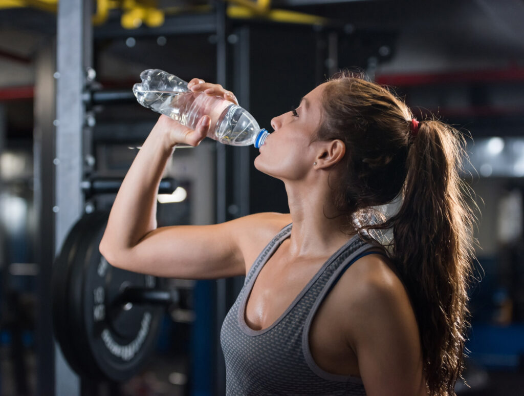 水を飲むトレーニングしている女性