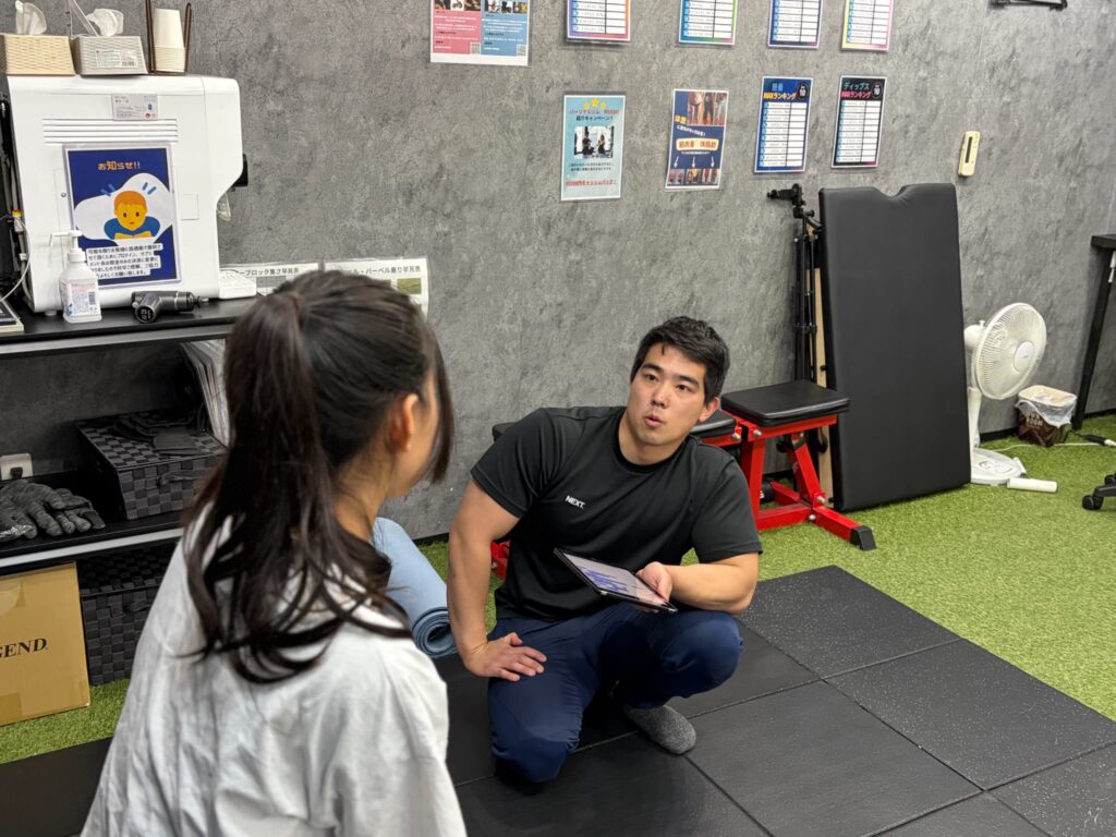 パーソナルトレーナーに質問している画像
