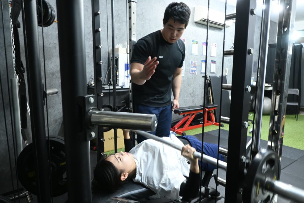 パーソナルトレーニングをうけている女性