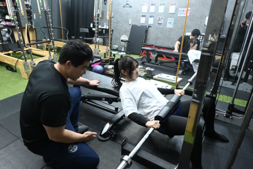 パーソナルジムNEXT八尾店でトレーニングしている女性