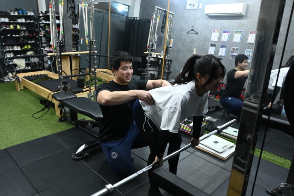 パーソナルトレーニングをしていす様子