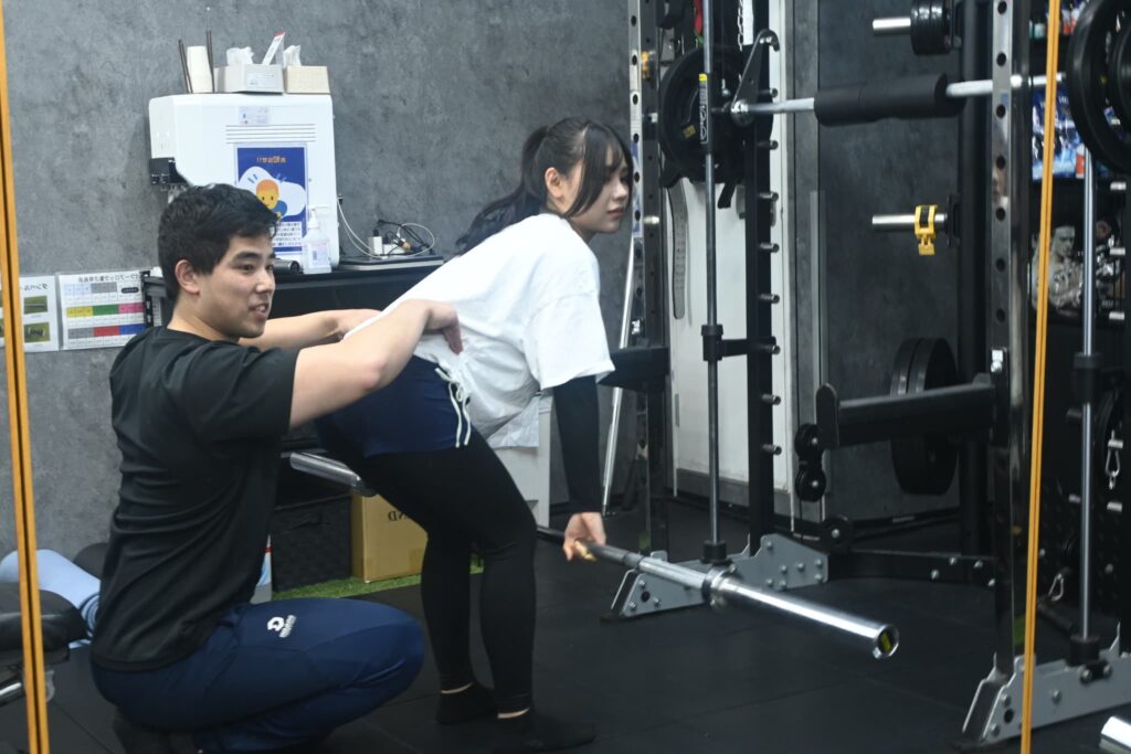 パーソナルトレーニングを受けている女性