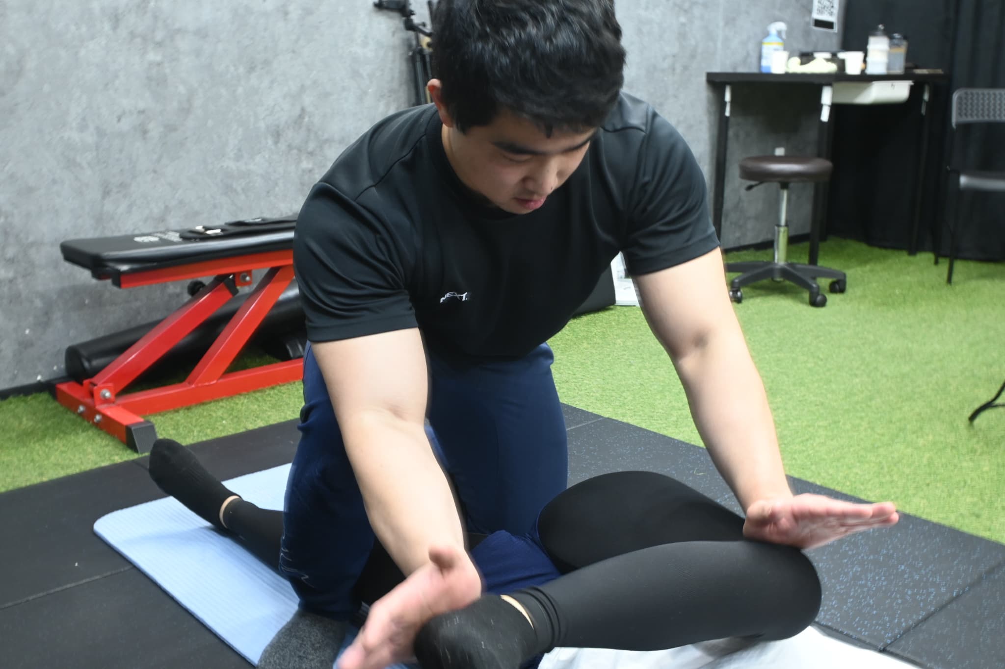 パーソナルジムNEXT八尾店でストレッチを受けている様子