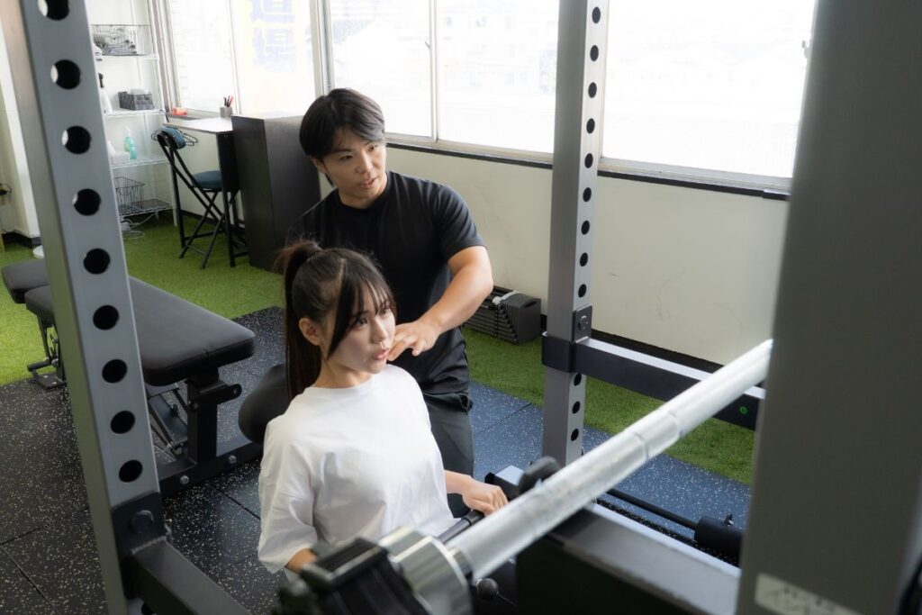 パーソナルジムNEXT寝屋川店でトレーニングを受けている女性