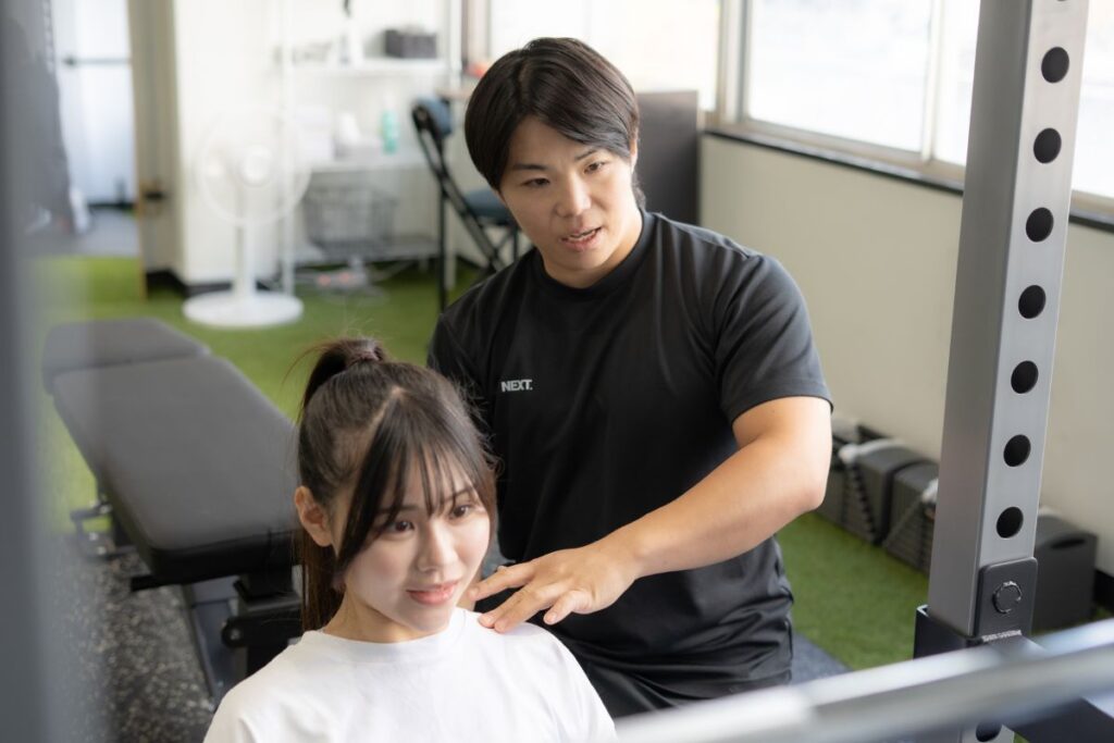 パーソナルジムNEXT寝屋川店で体験トレーニングを受けている様子