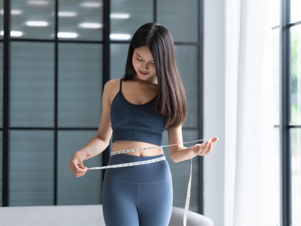 ダイエットを頑張っている女性