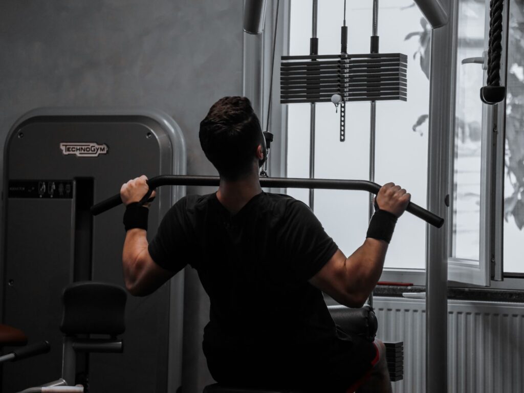 男性で背中のトレーニングをしている様子