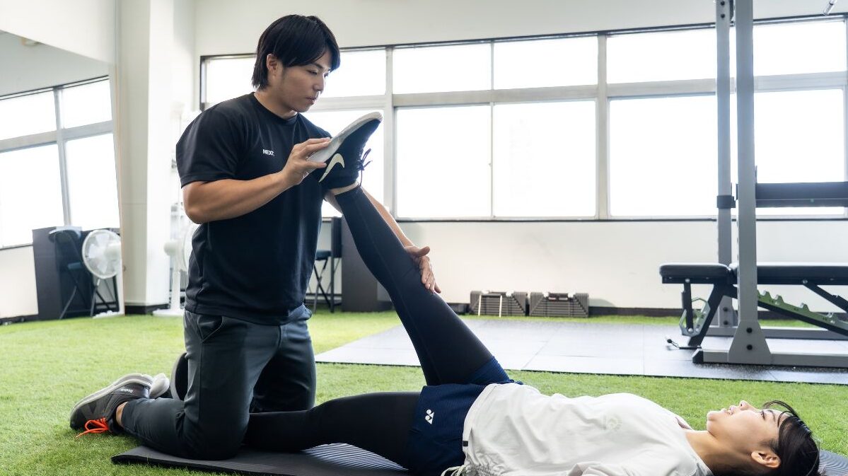 パーソナルジムNEXT寝屋川店でストレッチをしている様子