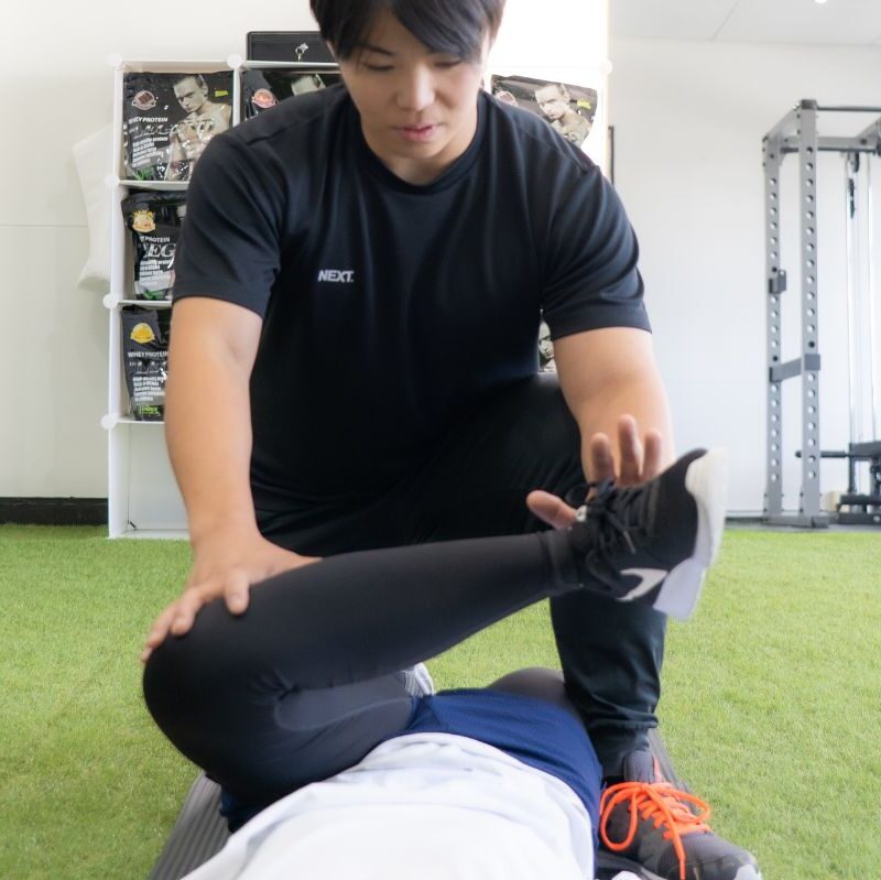 パーソナルジムNEXT寝屋川店でストレッチうけている画像
