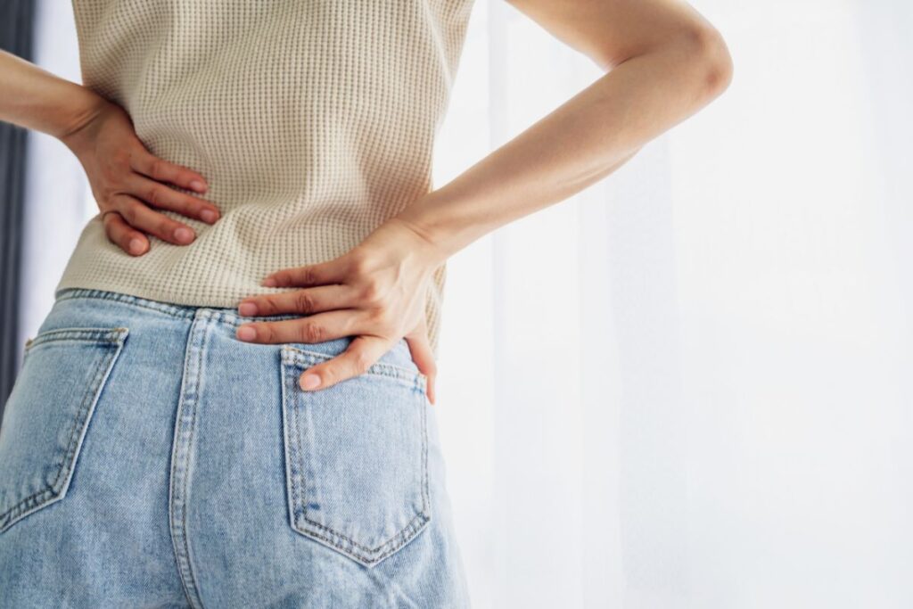 姿勢が悪く腰痛が出ている女性