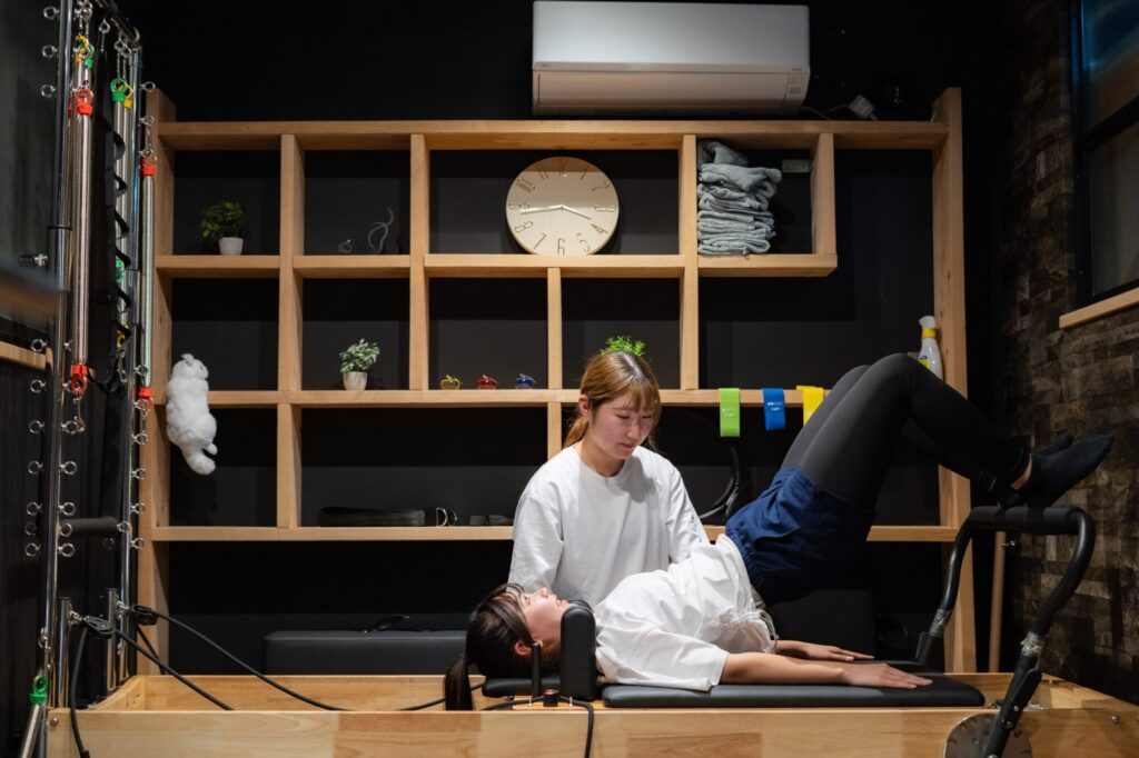 ピラティストレーニングを受けている女性