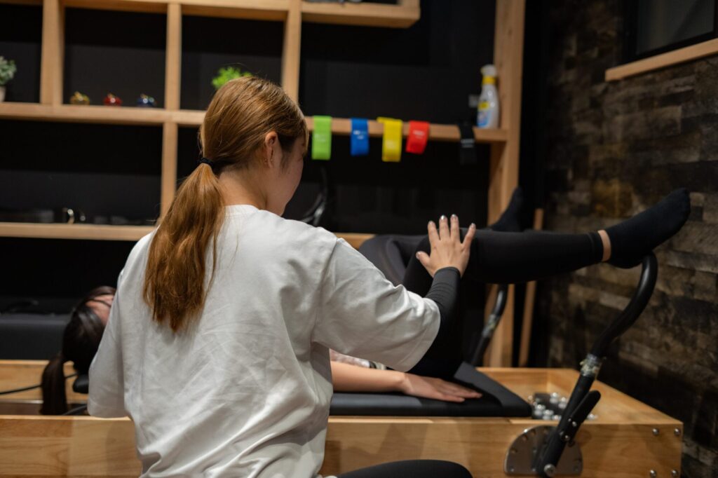 ピラティス指導している様子