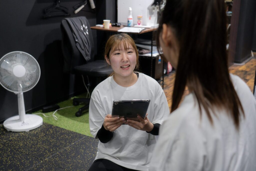 カウンセリングしている