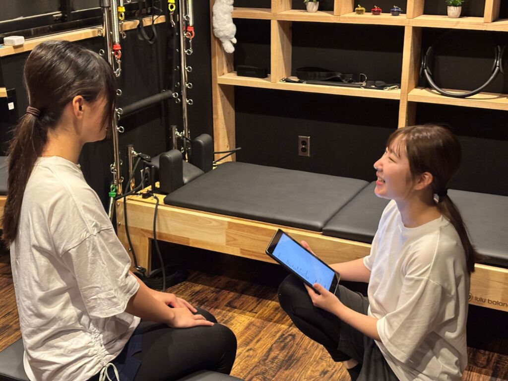 マンツーマンマシンピラティスNEXT八尾店でカウンセリングしてる様子