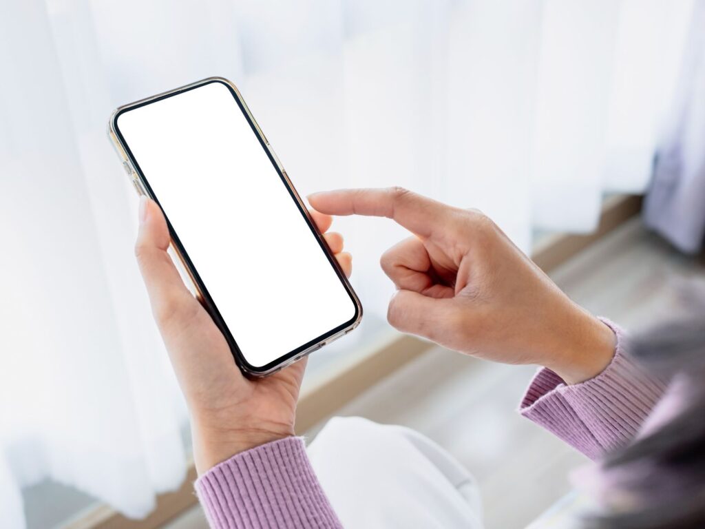 マンツーマンマシンピラティスNEXT八尾店にスマホで問い合わせしている様子