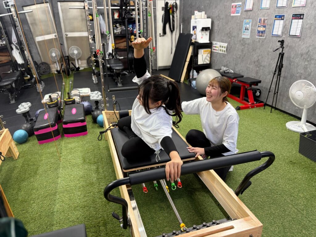 ピラティスをしている女性