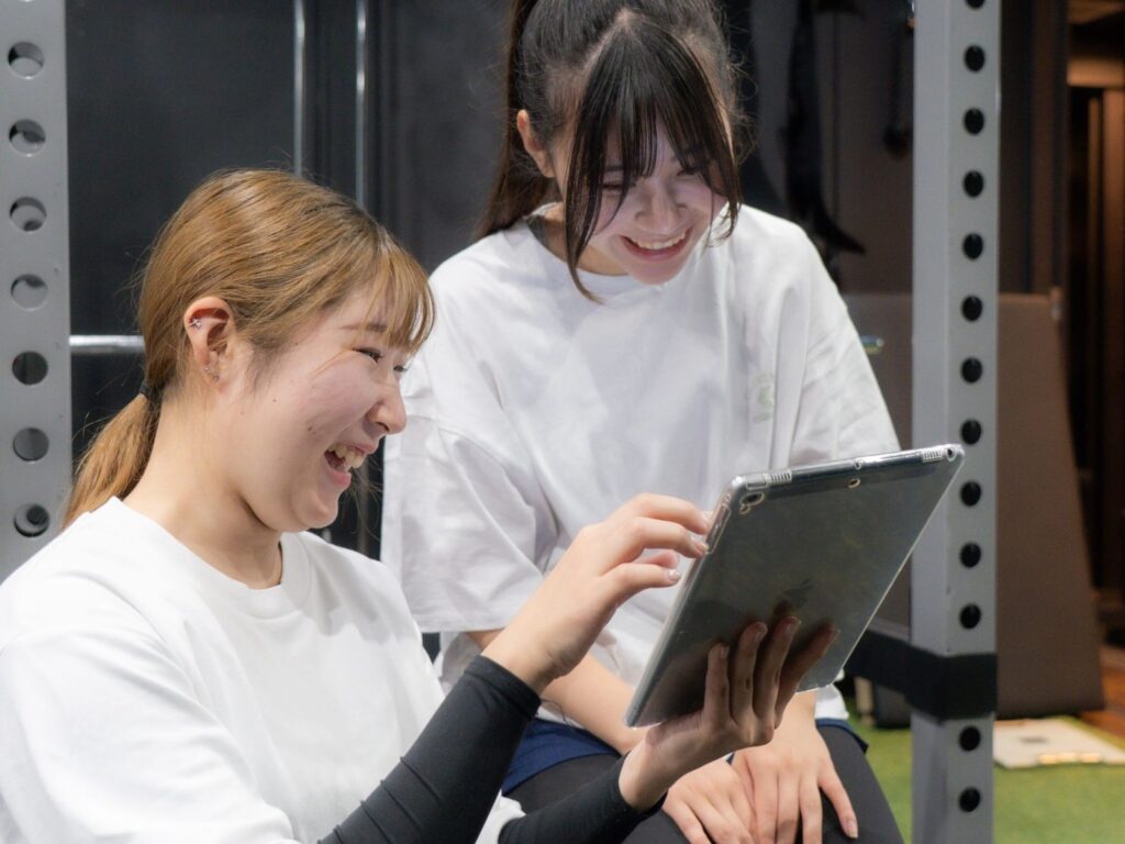 マンツーマンマシンピラティスNEXT八尾店でサービス説明している様子