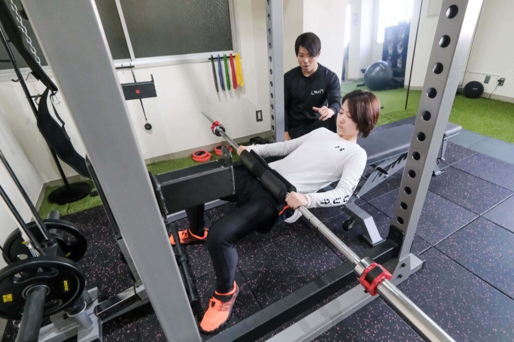 パーソナルトレーニングしている女性