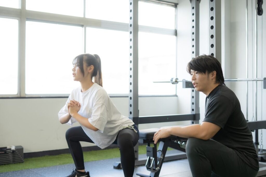 パーソナルトレーニングを受けている女性の画像